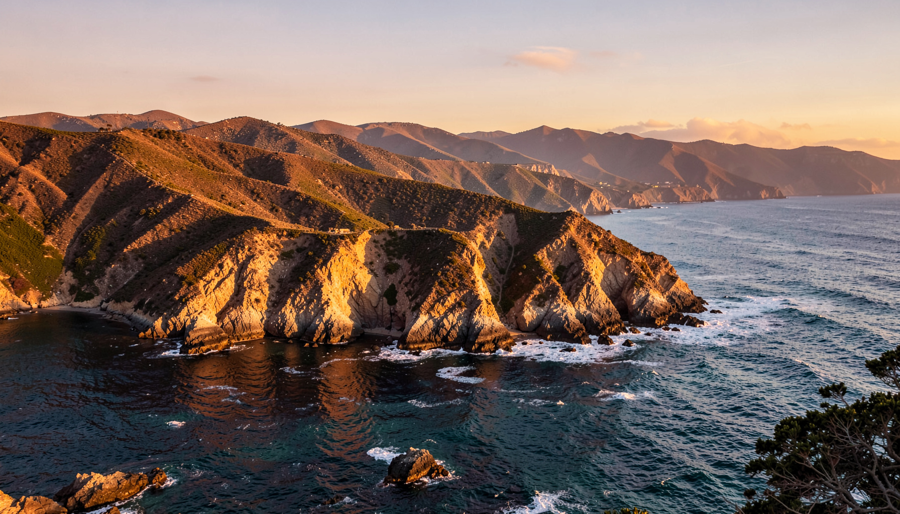 Paisaje de la costa californiana con acantilados dorados al atardecer